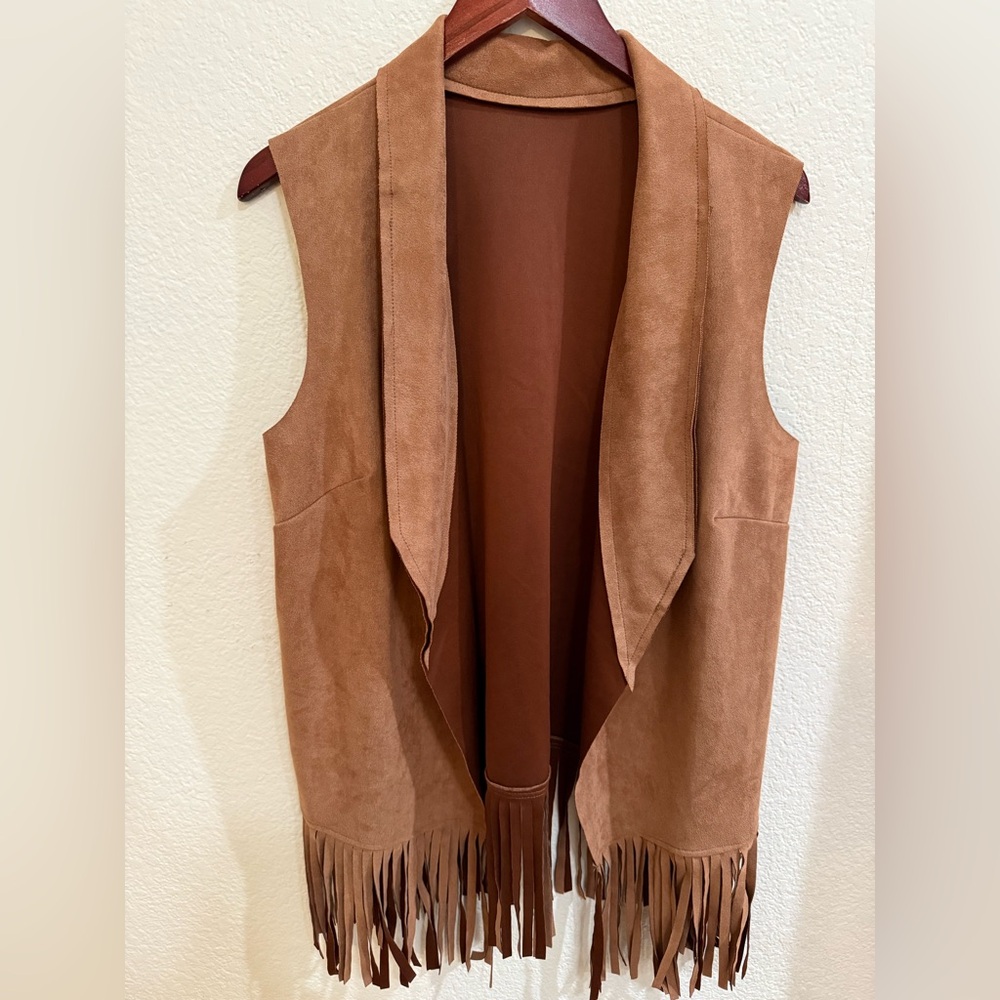 Composition/Zusamme Fringed Suede Sleeveless Vest in Cognac Brown